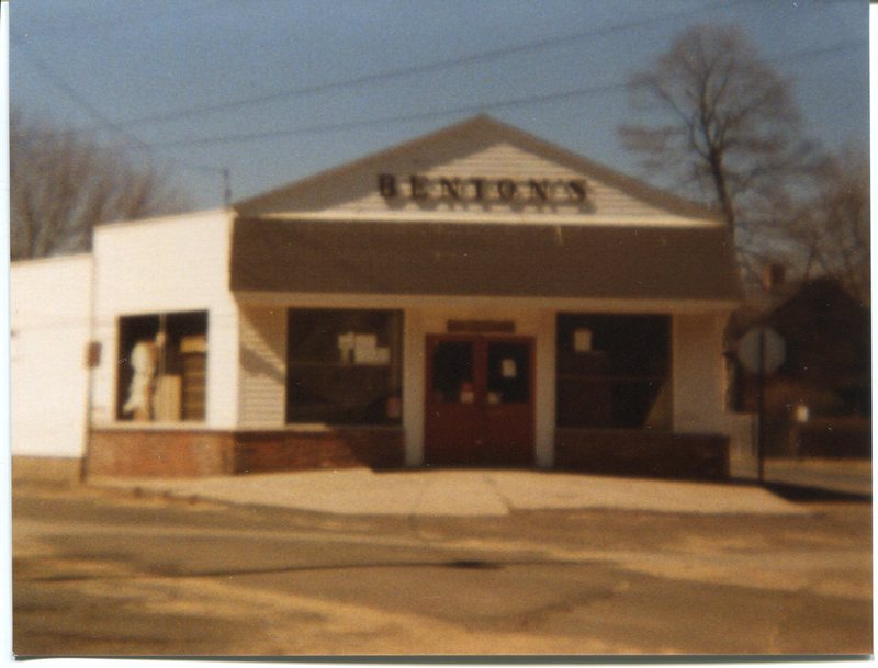 Benton's Market, Market Place, 1989, torn down August 4, 2004.jpg