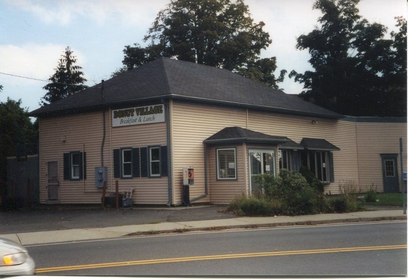 Donut Village, corner of Route 1 and Church Street, taken September 26, 2003.jpg