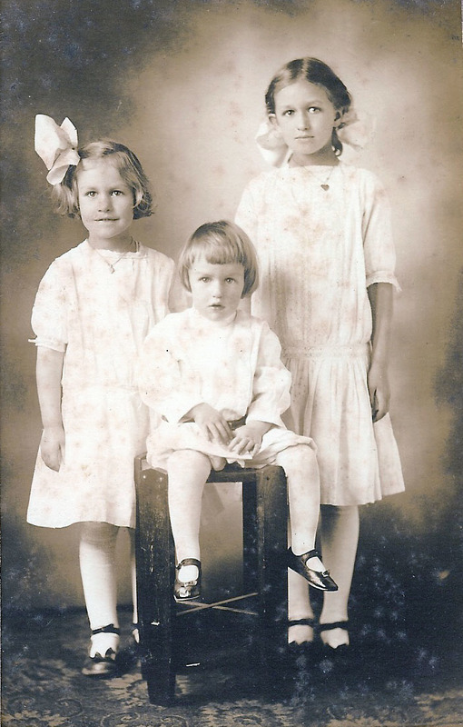 Elizabeth, Lewis, Edith 1916 - Edith is eldest.jpg