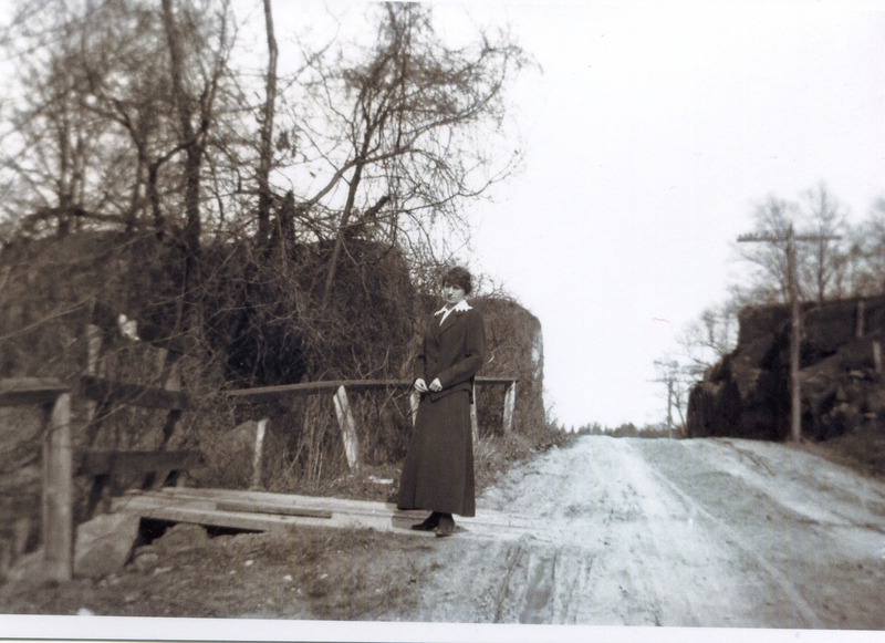 Cut in ledge possibly on Rt 146 on approach to Leetes Island Whiteman 26141.jpg