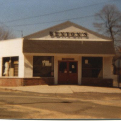 Benton's Market, Market Place, 1989, torn down August 4, 2004.jpg