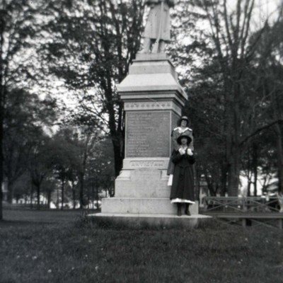 Soldiers' Monument on Green 28.jpg