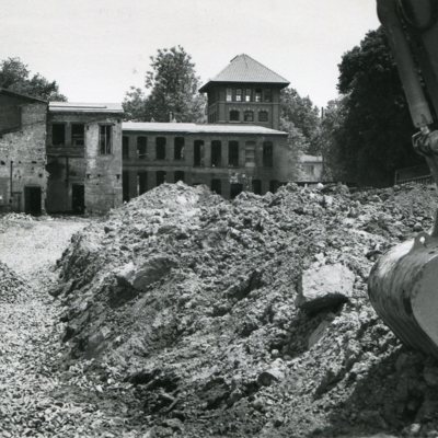 rubble pies behind original building June87.jpg