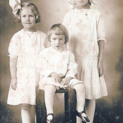 Elizabeth, Lewis, Edith 1916 - Edith is eldest.jpg